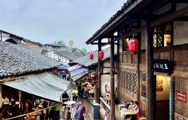 无锡一群大妈为跳广场舞，合力推开核酸亭！这群大妈们为何这么蛮横无理？游戏画面